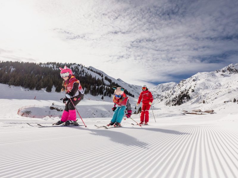 Kinderen skiën in fugen